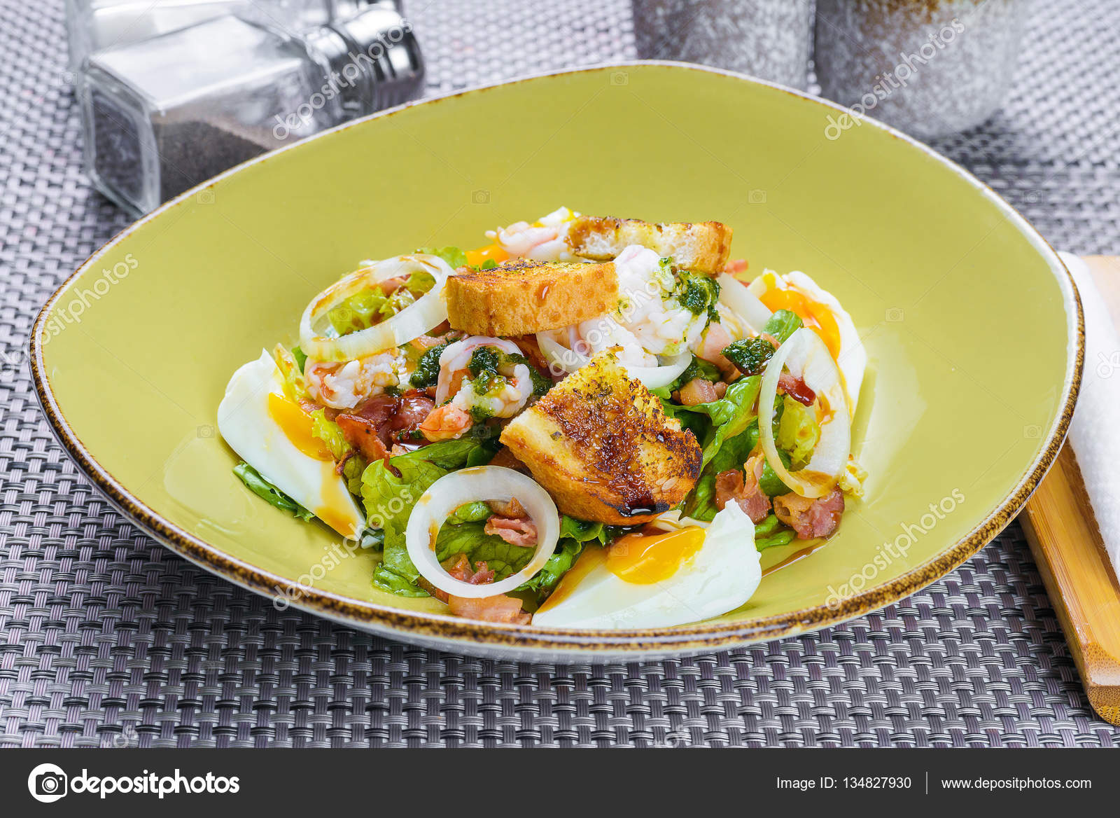 Korean salad with egg and seafood — Stock Photo © Rafinade #134827930