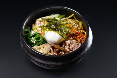 Yumurta ve deniz yosunu ile Kore çorbası