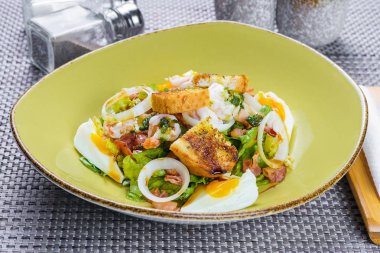 Kore salatası yumurta ve deniz ürünleri