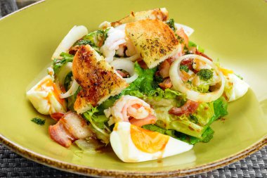 Kore salatası yumurta ve deniz ürünleri