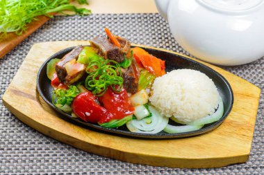 Pirinç ile kavrulmuş et