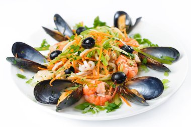 Deniz mahsullü salata