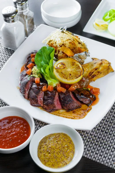 Carne asiática com limão — Fotografia de Stock