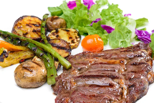 Rindersteak mit Kartoffeln und Gemüse — Stockfoto