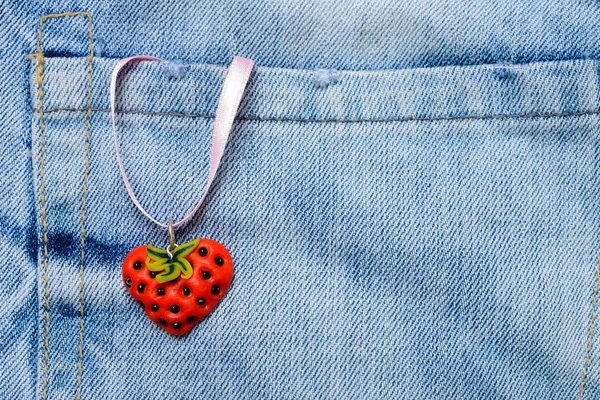 Coeur de fraise sur jeans — Photo