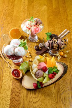 Dondurma meyve ve çikolata ile