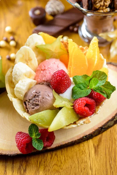 Crème glacée aux fruits et chocolat — Photo