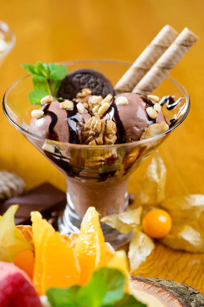 用水果和巧克力冰淇淋 — 图库照片