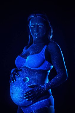 Neon ışık hamile kız