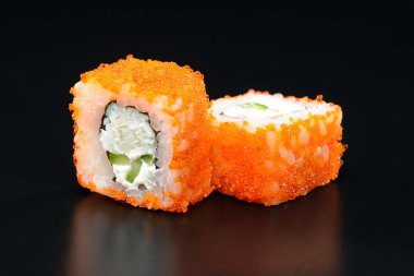 Siyah arka planda suşi