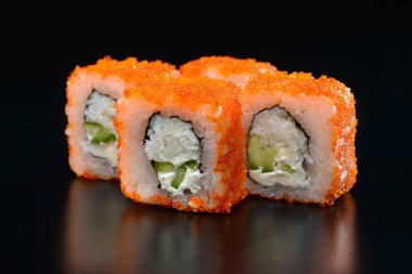 Siyah arka planda suşi