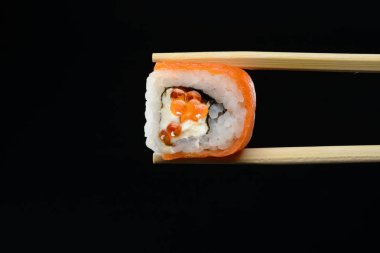 Siyah arka planda suşi