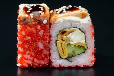 Siyah arka planda suşi