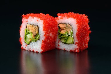Siyah arka planda suşi
