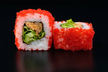 Siyah arka planda suşi