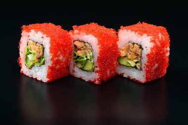 Siyah arka planda suşi