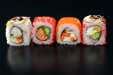 Siyah arka planda suşi