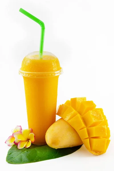 Mango coctail geïsoleerd op wit — Stockfoto