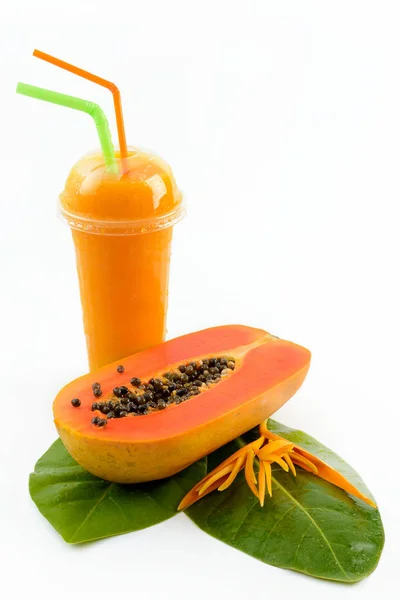 Papaya smoothie isolerad på vit — Stockfoto