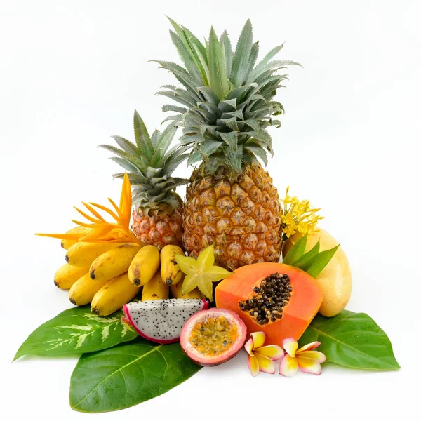 Tropisch fruit op een wit — Stockfoto