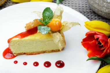 Süslenmiş cheesecake physalis