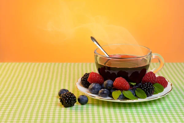 Tea with berries — Stock Photo, Image