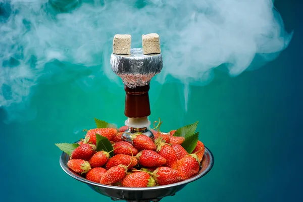 딸기 향기 물 담 뱃 대 — 스톡 사진