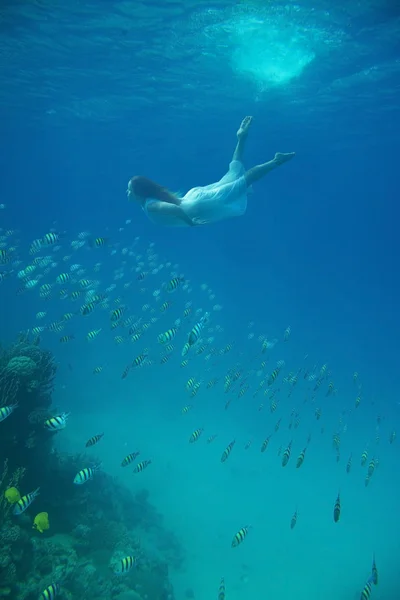 Chica en blanco bajo el agua — Foto de Stock