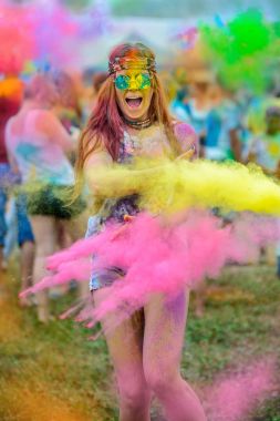 Kız boyalı Holi