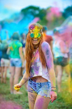 Kız boyalı Holi