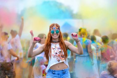 Kız boyalı Holi