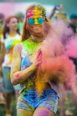 Kız boyalı Holi