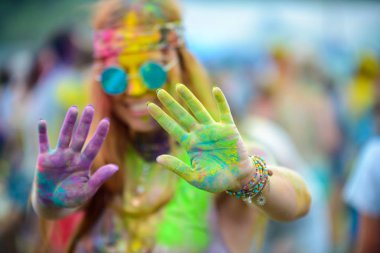 Kız boyalı Holi