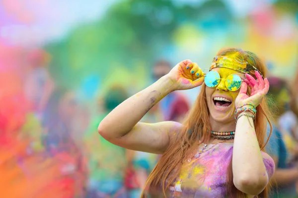 Kız boyalı Holi