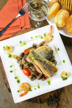 Sebze ve mantar ile kavrulmuş somon