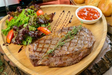 Kızarmış et şarap ile