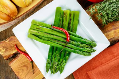 Kızarmış baharatlı kuşkonmaz