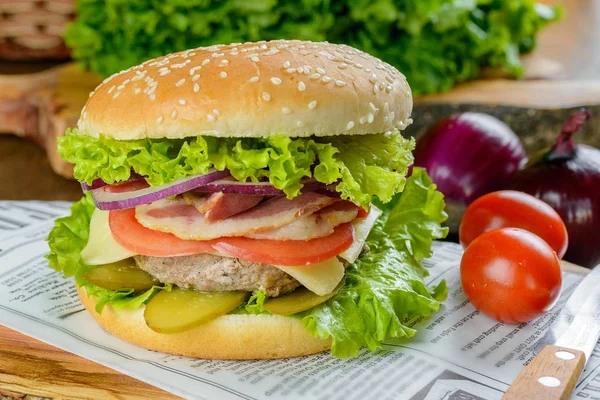 Gran hamburguesa en el periódico —  Fotos de Stock