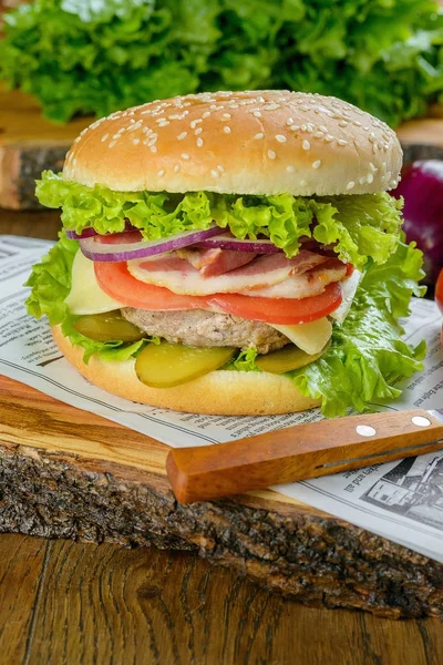 Gran hamburguesa en el periódico —  Fotos de Stock