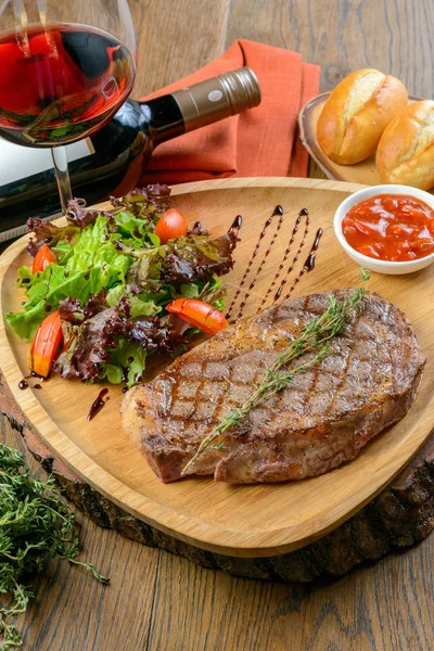 Carne frita con vino — Foto de Stock