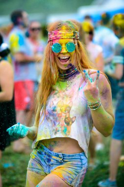 Kız boyalı Holi