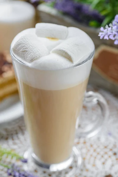Marshmallow ile latte — Stok fotoğraf