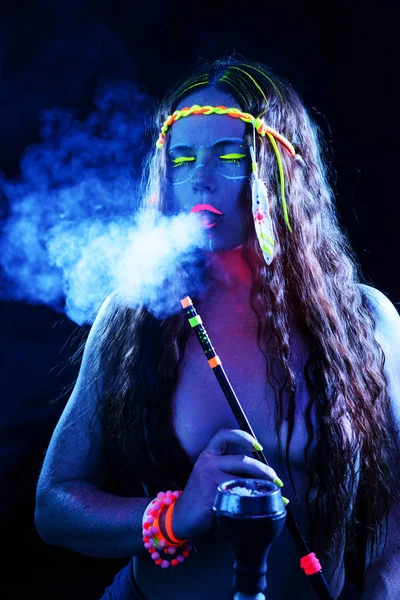 Neon hippi kız sigara nargile
