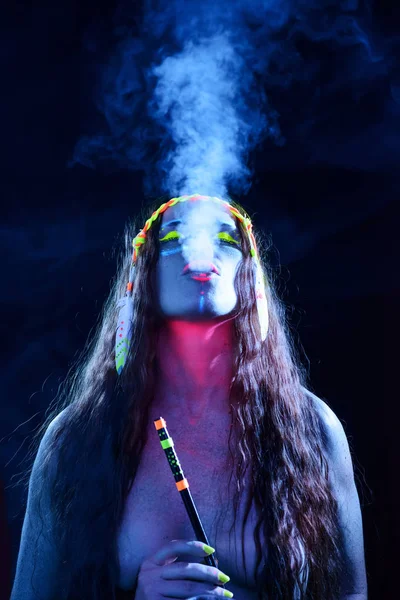 Neon hippie girl kouření vodní dýmky — Stock fotografie