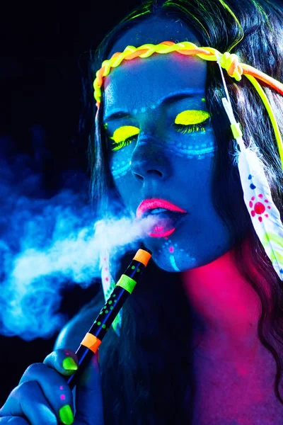 Neon hippie girl kouření vodní dýmky — Stock fotografie