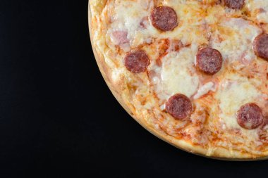 Et ve sosisli pizza.