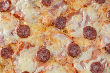 Et ve sosisli pizza.