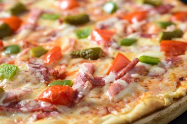 Klasik jambonlu pizza.