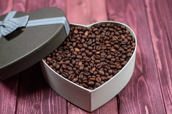Κόκκοι καφέ σε σχήμα καρδιάς κουτί — Φωτογραφία Αρχείου