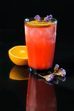 Siyah cam arka planda kokteyl